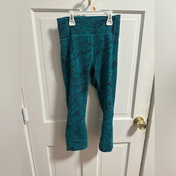 NWOT LULULEMON TEAL & BLACK YOGA PANTS CROP TIGHTS WOMENS SZ 4 - Picture 1 of 3